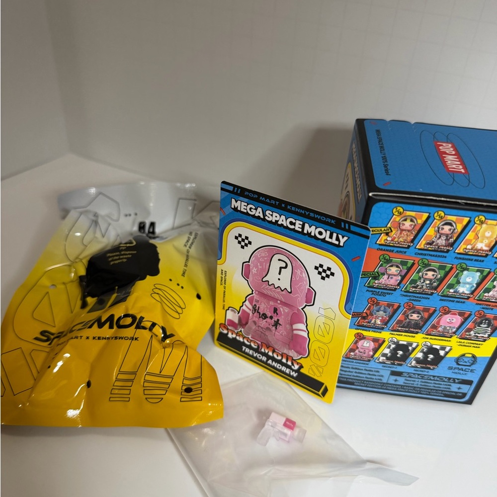 Pop Mart Mega Space Molly Trevor Andrew 100% figure.